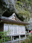 観音堂と岩.jpg